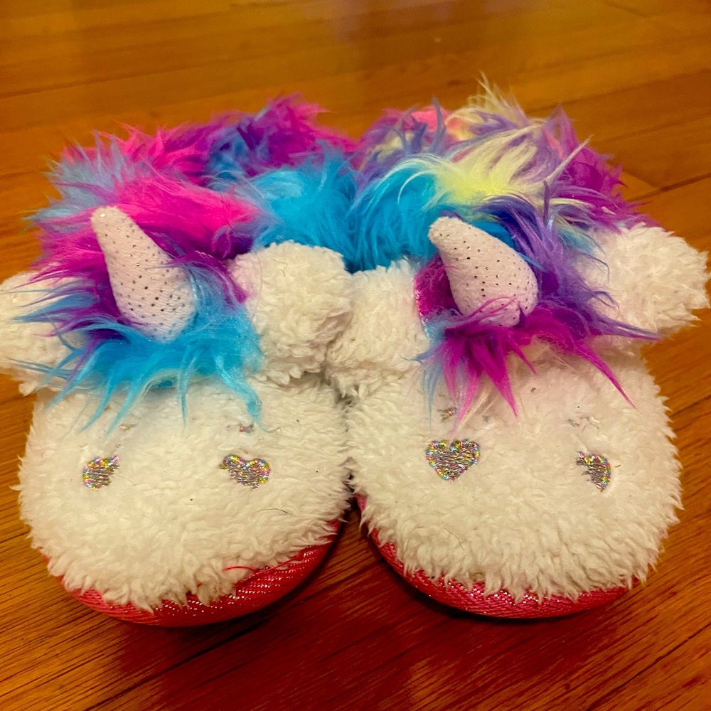 Adorable kids size 8-10 house shoes!